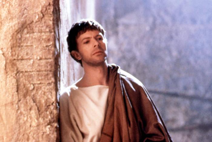 《在基督的最後誘惑》中，已故英國知名歌手大衛．鮑伊飾演羅馬總督本丟．彼拉多。（影片截圖）